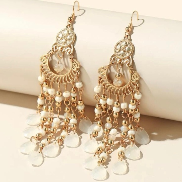 NWT White Dangle Earrings - Picture 1 of 3